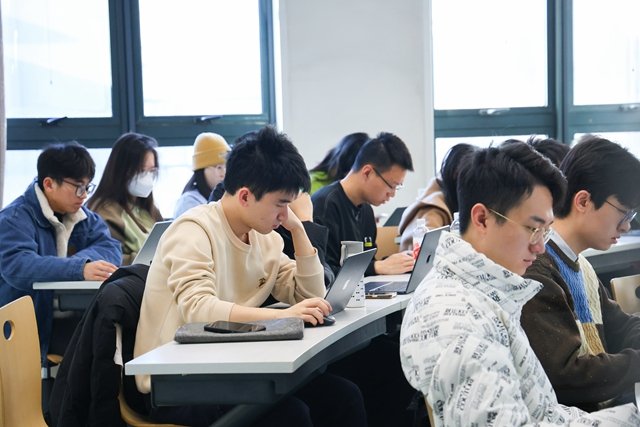 投在朱红的窗与青灰的墙上